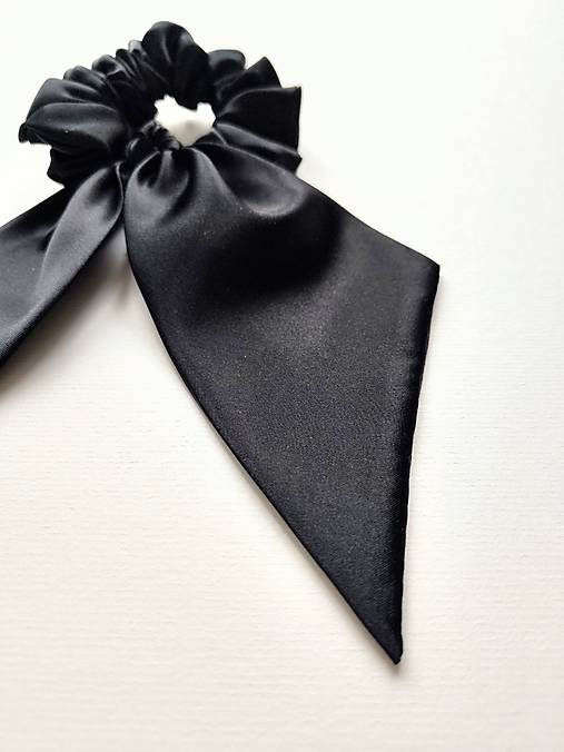 Maxi scrunchie asymetrická (Čierna lesklá)