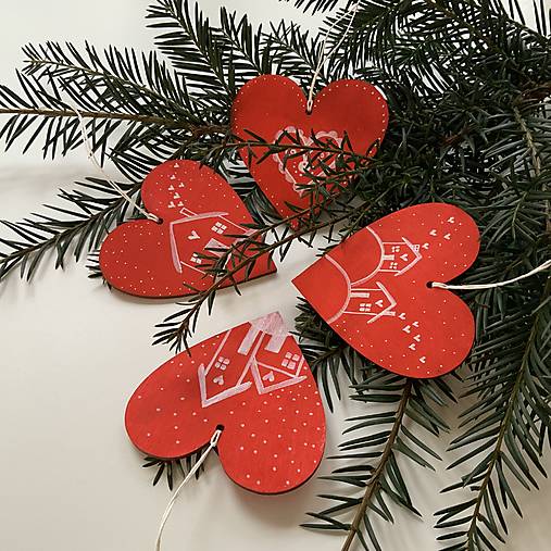 Maľované vianočné srdiečka (drevené výrezy 10 cm) na špagáte (sada 4 ks na červenom podklade)