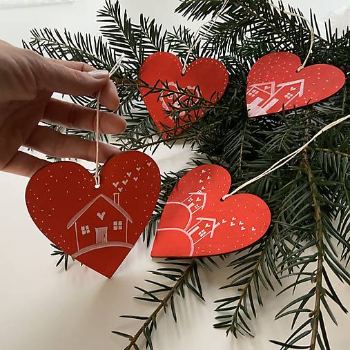 Maľované vianočné srdiečka (drevené výrezy 10 cm) na špagáte (sada 4 ks na červenom podklade)