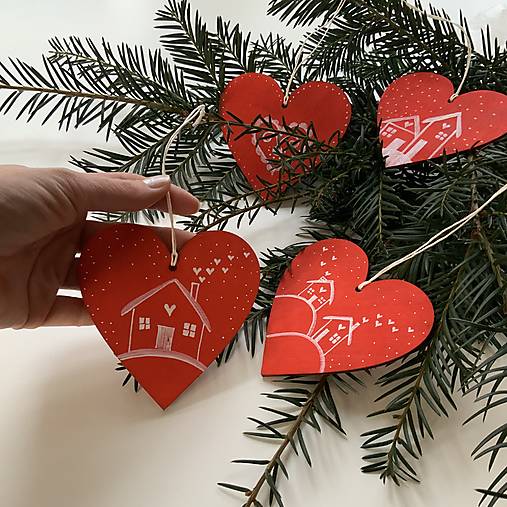 Maľované vianočné srdiečka (drevené výrezy 10 cm) na špagáte (sada 4 ks na červenom podklade)