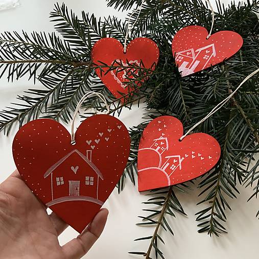 Maľované vianočné srdiečka (drevené výrezy 10 cm) na špagáte (sada 4 ks na červenom podklade)