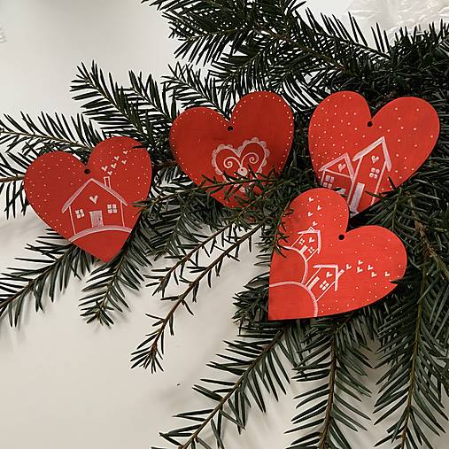 Maľované vianočné srdiečka (drevené výrezy 10 cm) na špagáte (sada 4 ks na červenom podklade)