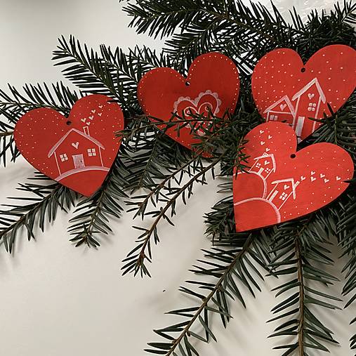 Maľované vianočné srdiečka (drevené výrezy 10 cm) na špagáte (sada 4 ks na červenom podklade)