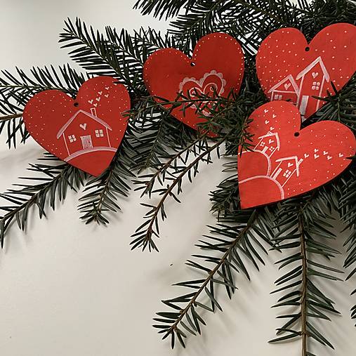 Maľované vianočné srdiečka (drevené výrezy 10 cm) na špagáte (sada 4 ks na červenom podklade)