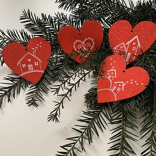 Maľované vianočné srdiečka (drevené výrezy 10 cm) na špagáte (sada 4 ks na červenom podklade)