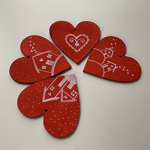 Maľované vianočné srdiečka (drevené výrezy 10 cm) na špagáte (sada 4 ks na červenom podklade)