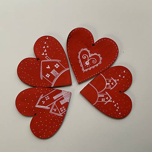 Maľované vianočné srdiečka (drevené výrezy 10 cm) na špagáte (sada 4 ks na červenom podklade)