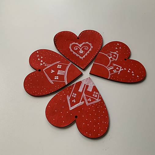 Maľované vianočné srdiečka (drevené výrezy 10 cm) na špagáte (sada 4 ks na červenom podklade)