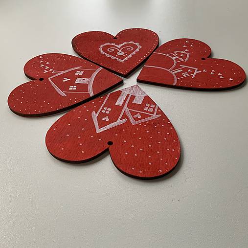 Maľované vianočné srdiečka (drevené výrezy 10 cm) na špagáte (sada 4 ks na červenom podklade)