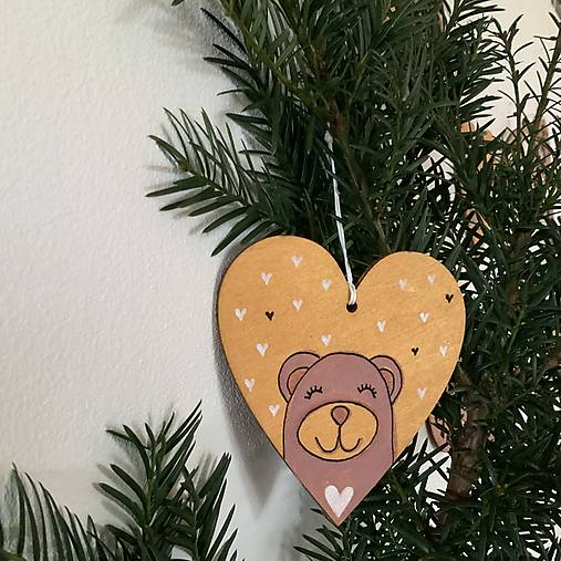 Maľované vianočné srdiečko (drevený výrez 10 cm) na špagáte (na zlatom podklade) s mackom