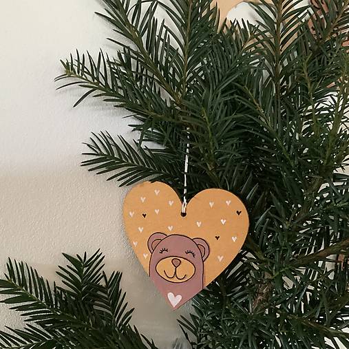 Maľované vianočné srdiečko (drevený výrez 10 cm) na špagáte (na zlatom podklade) s mackom