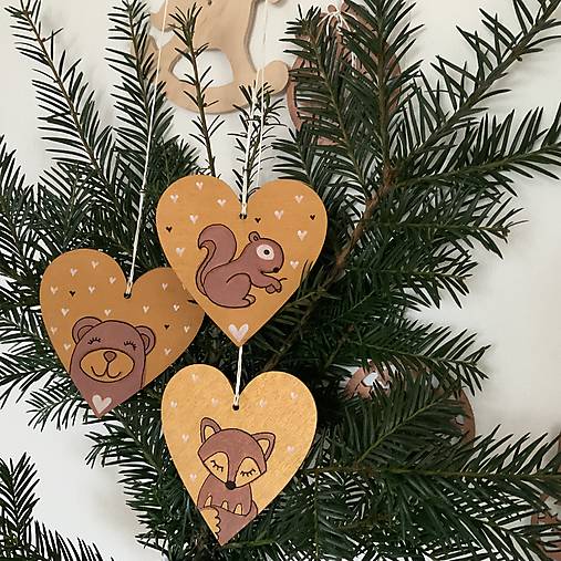 Maľované vianočné srdiečko (drevený výrez 10 cm) na špagáte (na zlatom podklade) s mackom