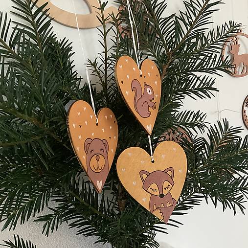 Maľované vianočné srdiečko (drevený výrez 10 cm) na špagáte (na zlatom podklade) s mackom