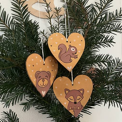 Maľované vianočné srdiečko (drevený výrez 10 cm) na špagáte (na zlatom podklade) s mackom