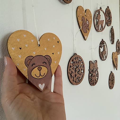 Maľované vianočné srdiečko (drevený výrez 10 cm) na špagáte (na zlatom podklade) s mackom