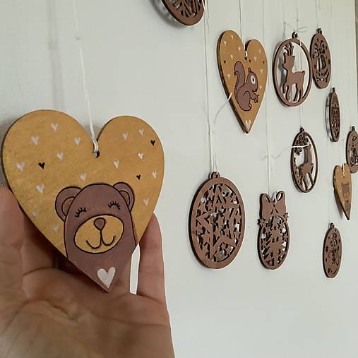 Maľované vianočné srdiečko (drevený výrez 10 cm) na špagáte (na zlatom podklade) s mackom