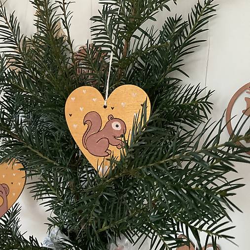 Maľované vianočné srdiečko (drevený výrez 10 cm) na špagáte (na zlatom podklade) s veveričkou