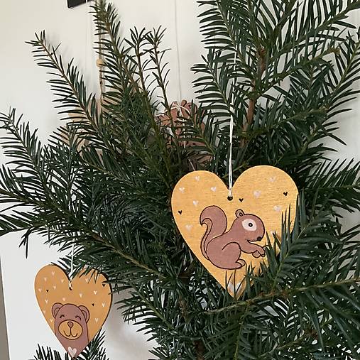 Maľované vianočné srdiečko (drevený výrez 10 cm) na špagáte (na zlatom podklade) s veveričkou