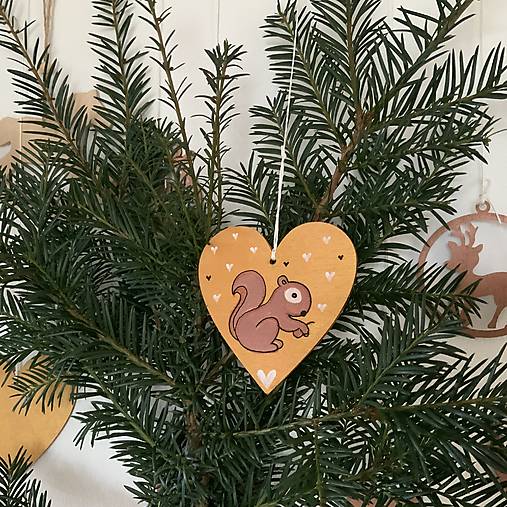 Maľované vianočné srdiečko (drevený výrez 10 cm) na špagáte (na zlatom podklade) s veveričkou