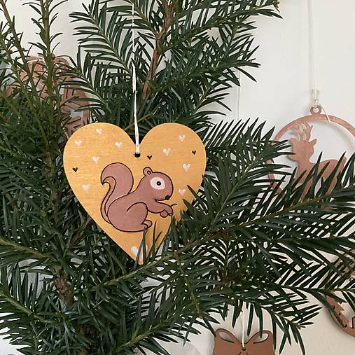 Maľované vianočné srdiečko (drevený výrez 10 cm) na špagáte (na zlatom podklade) s veveričkou