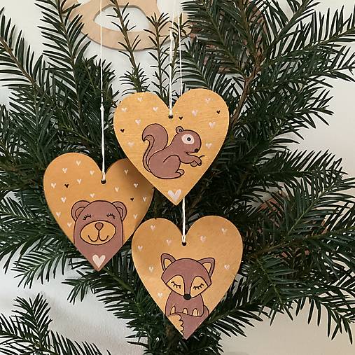 Maľované vianočné srdiečko (drevený výrez 10 cm) na špagáte (na zlatom podklade) s veveričkou