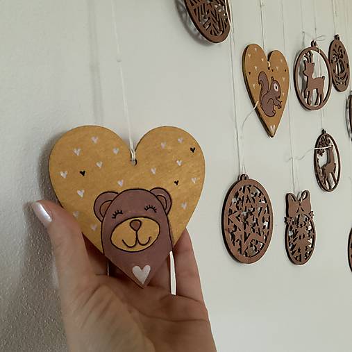 Maľované vianočné srdiečko (drevený výrez 10 cm) na špagáte (na zlatom podklade) s veveričkou