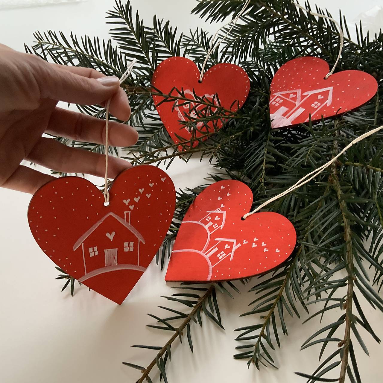 Maľované vianočné srdiečka (drevené výrezy 10 cm) na špagáte (sada 4 ks na červenom podklade)
