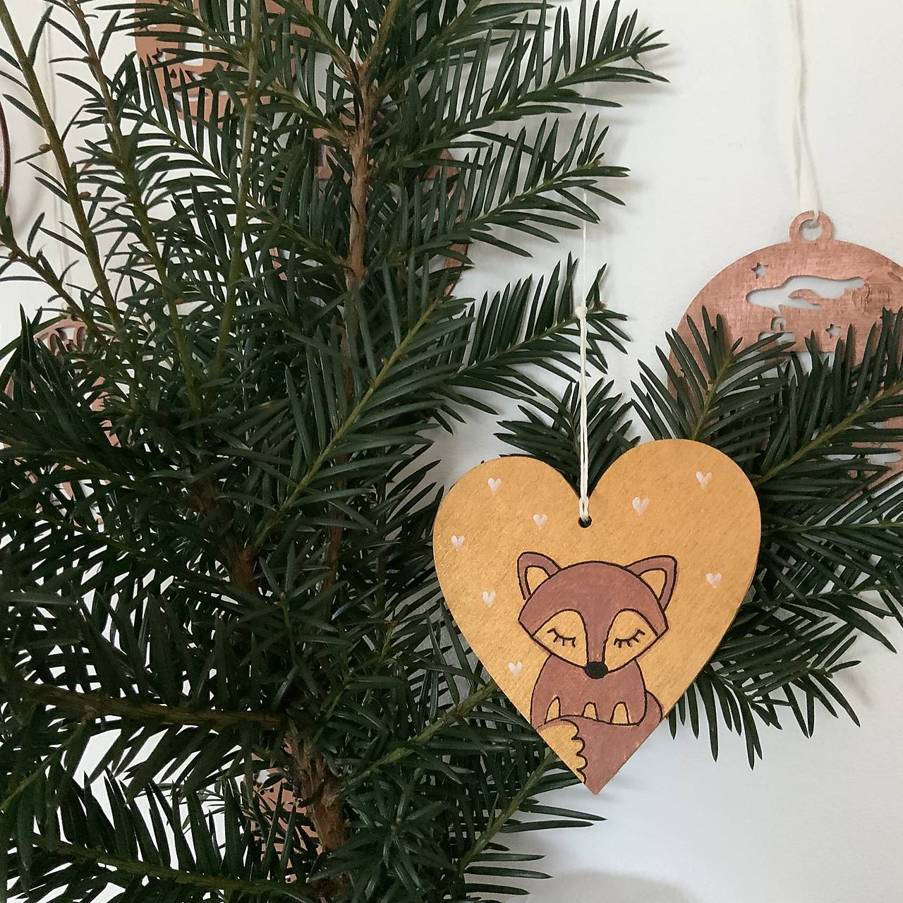 Maľované vianočné srdiečko (drevený výrez 10 cm) na špagáte (na zlatom podklade) s líškou