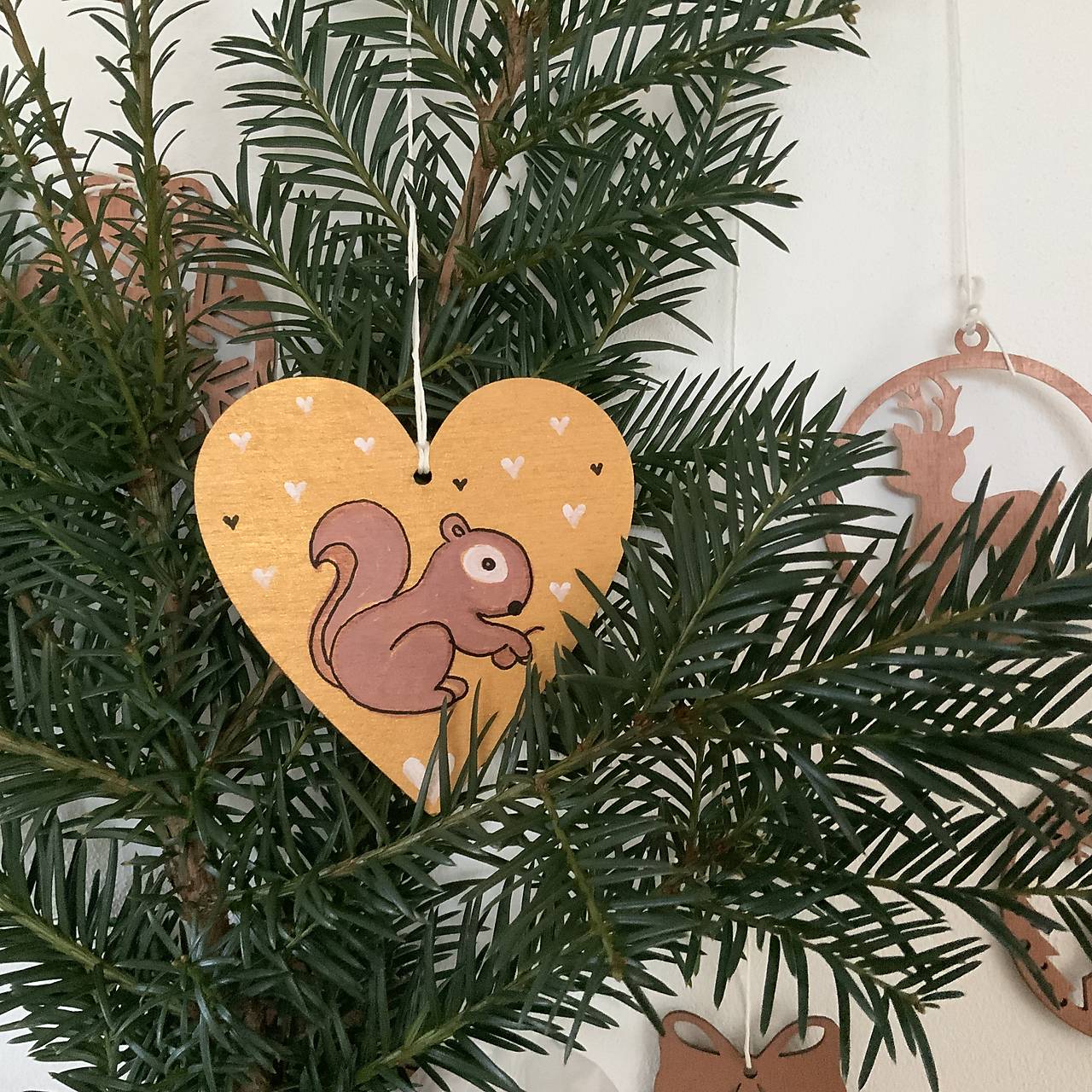 Maľované vianočné srdiečko (drevený výrez 10 cm) na špagáte (na zlatom podklade) s veveričkou