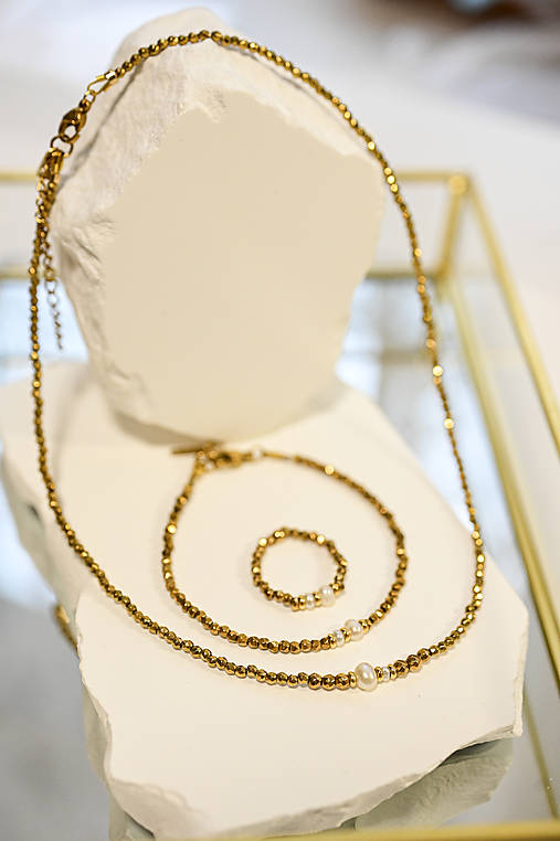 Náhrdelník z hematitu a  riečnych perál