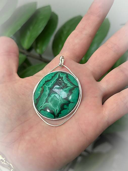 Strieborný 925/1000 prívesok s malachitom
