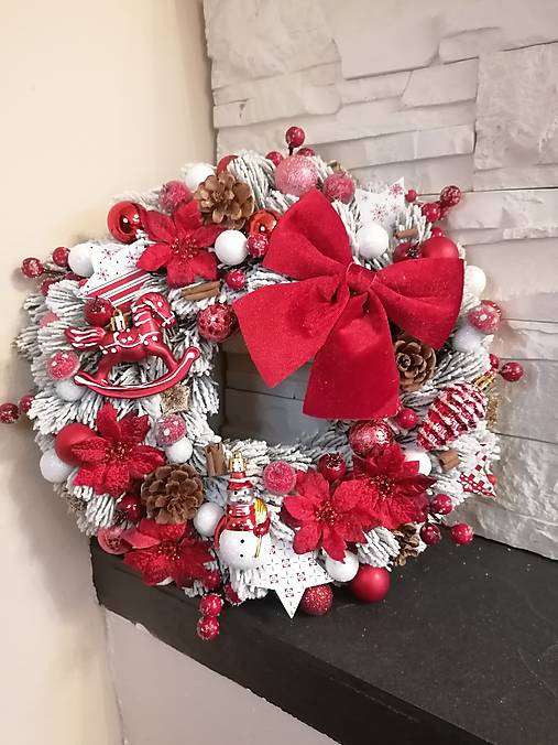 Dekorácie - Zasnežený červeny veniec s mašlou 34 cm - 18019967_