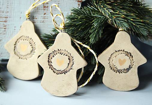 Anjel so zlatým srdiečkom