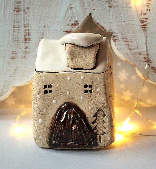 Keramický domček so stromom