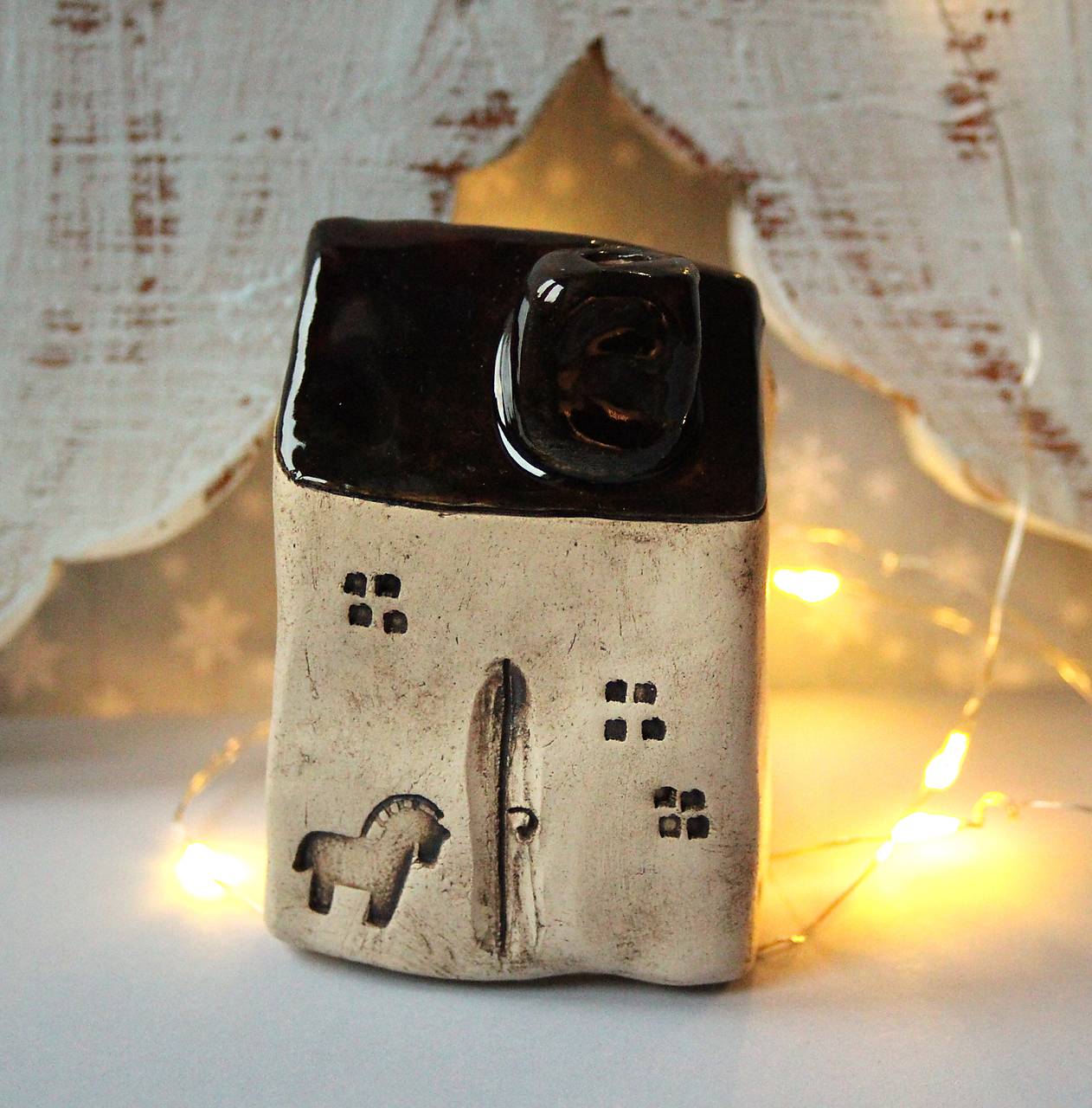 Keramický domček s koníkom