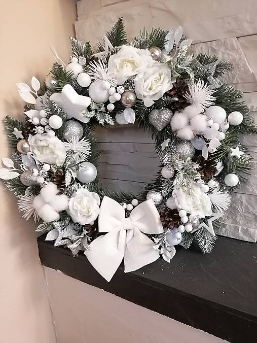 Dekorácie - Zasnežený červeny veniec s mašlou 45 cm - 18021934_