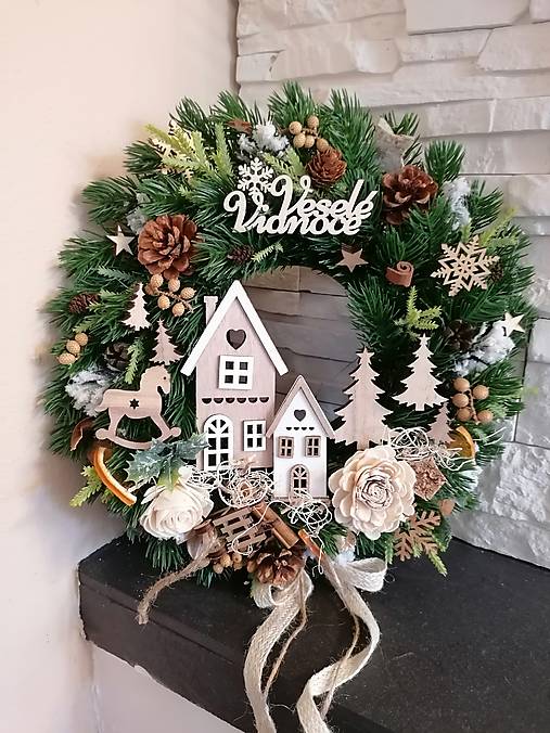 Dekorácie - Prírodný zimný veniec s domčekom a nápisom 31 cm - 18021938_