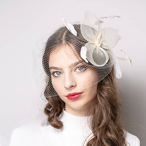 Ozdoby do vlasov - Vintage svadobný závoj zo 70. rokov a fascinátor s perlami a pierkami, kvet z modistickej crinolíny a birdcage závoj - 18026422_