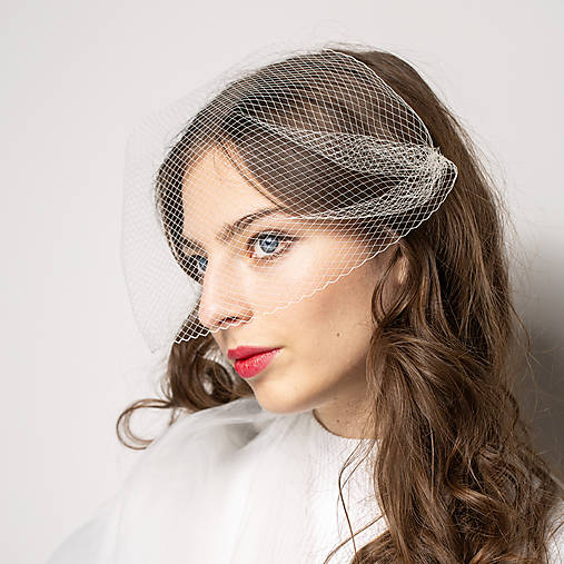 Ozdoby do vlasov - Svadobný vintage závoj, krátky birdcage závojček na hrebienkoch pre nevestu, sieťkový závoj - 18026606_