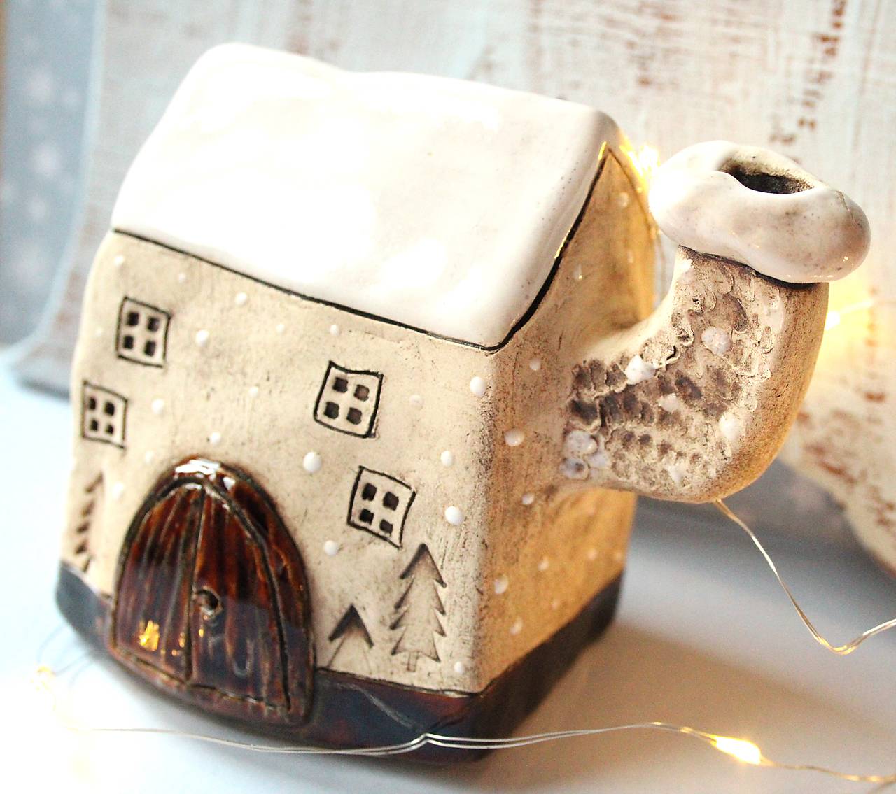 Keramický domček s veľkým komínom