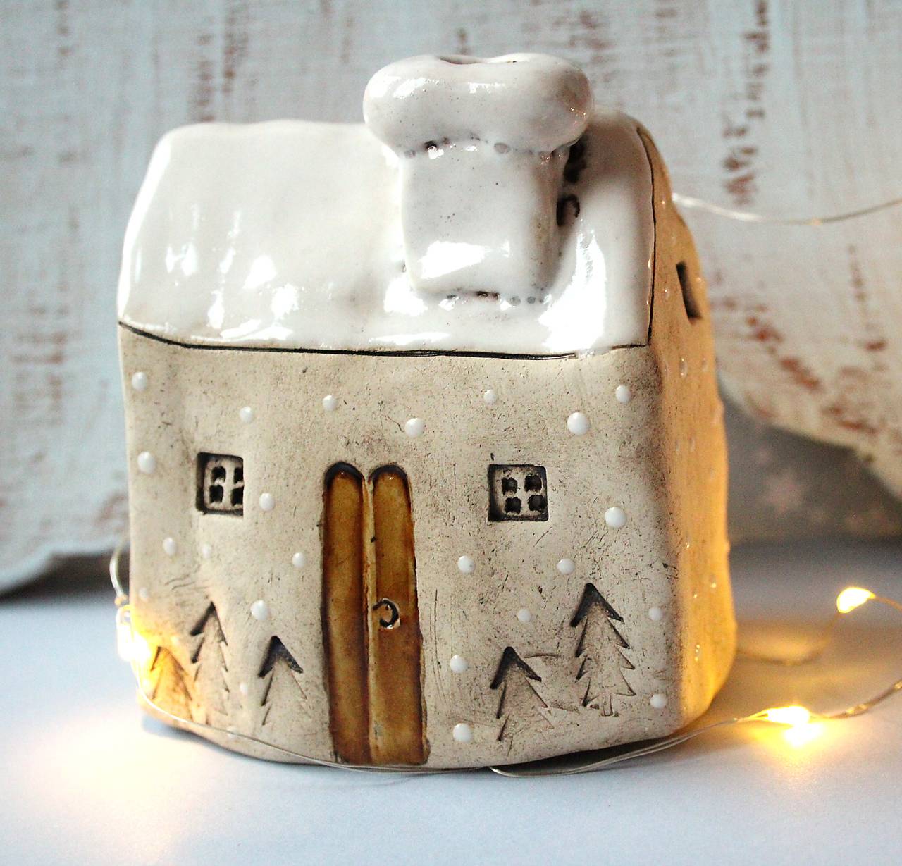 Keramický domček so stromčekmi