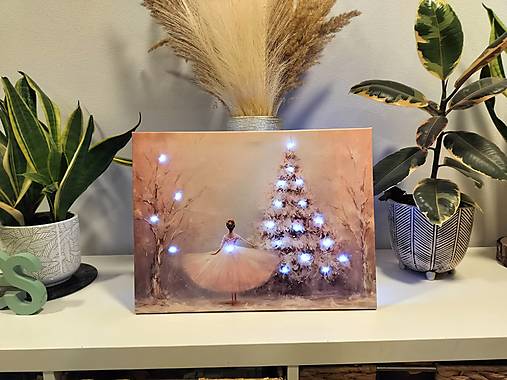 Svietiaci vianočný obraz – baletka pri stromčeku  (40 × 30 cm)