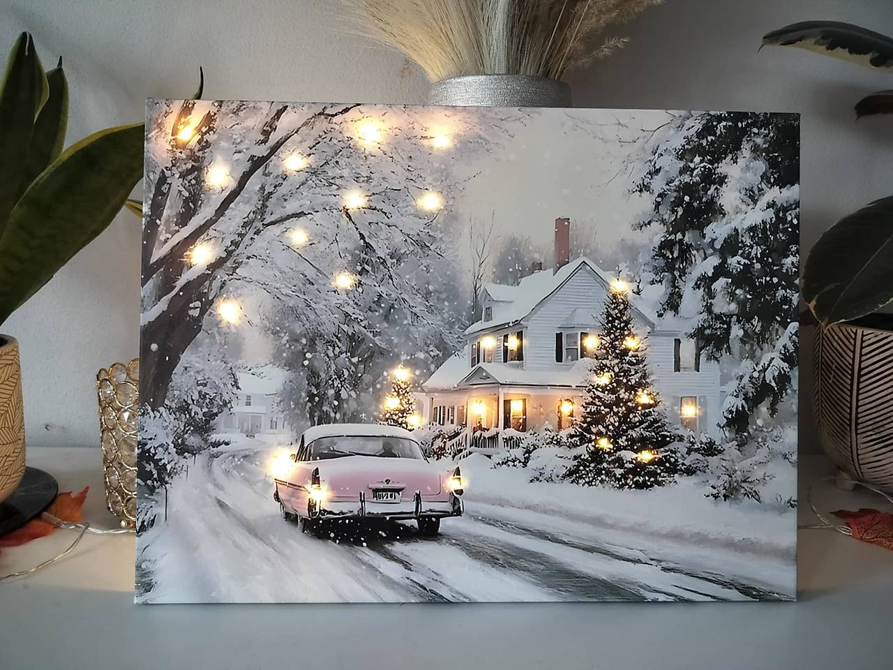 Svietiaci vianočný obraz – Zimná ulica s autíčkom (40 × 30 cm)