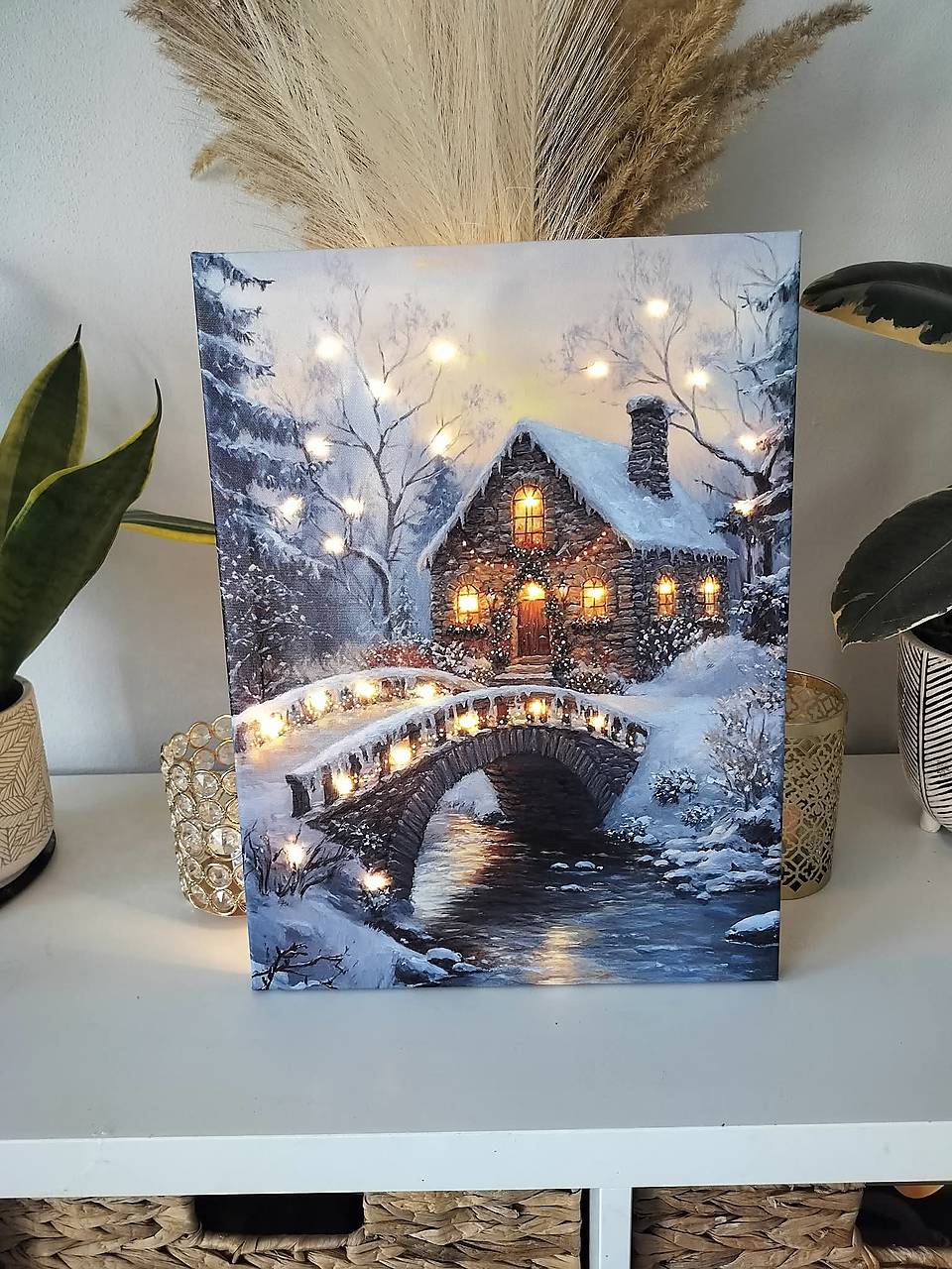 Svietiaci vianočný obraz – domček v zime (40 × 30 cm)
