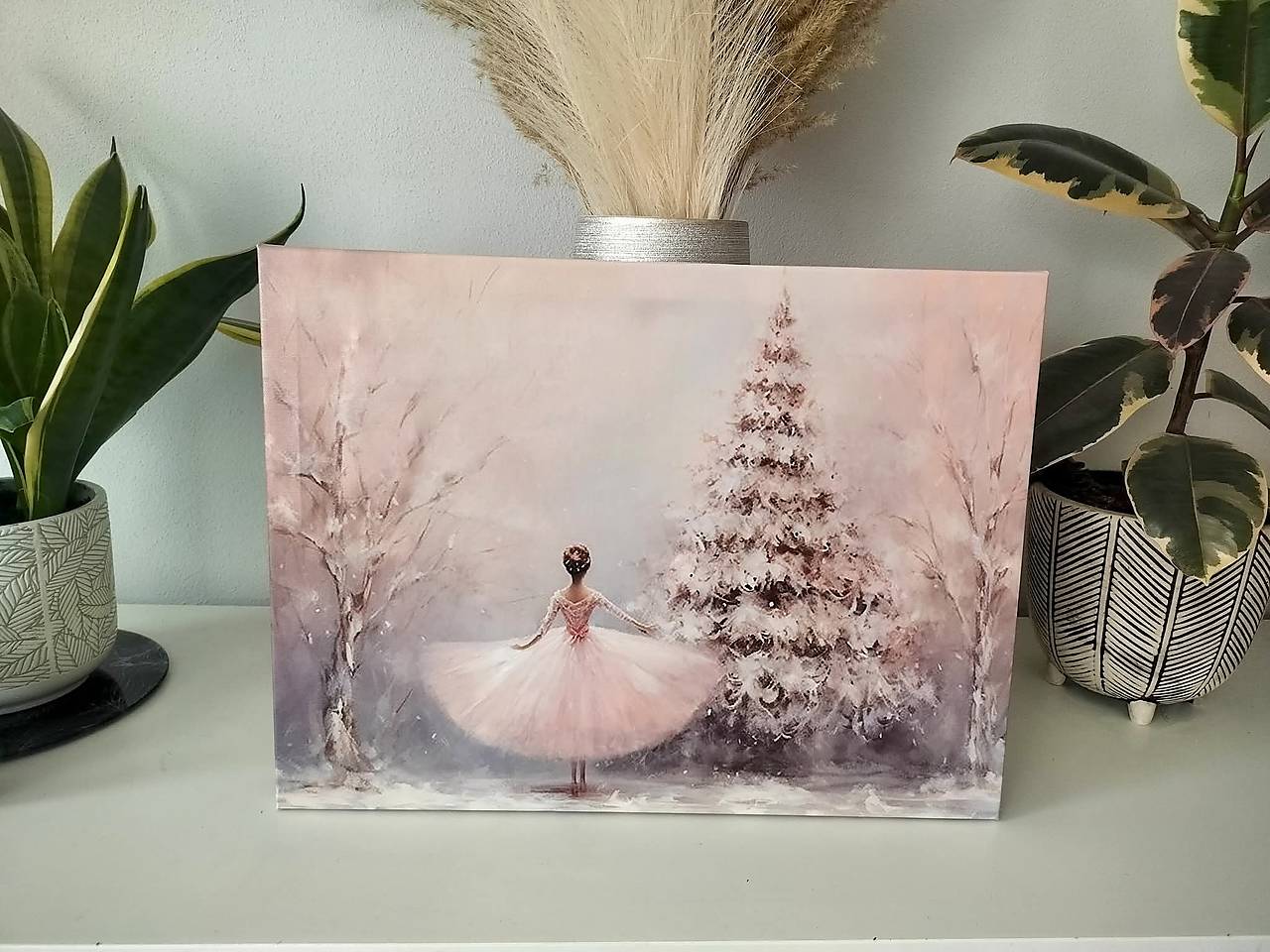 Svietiaci vianočný obraz – baletka pri stromčeku  (40 × 30 cm)