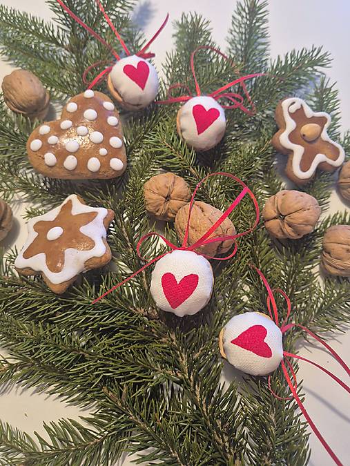 Dekorácie - Vianočná ozdoba - oriešková škrupinka - srdiečko - 18023949_