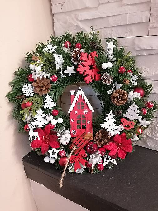 Dekorácie - Červeny zimný veniec s domčekmi 31 cm - 18024727_