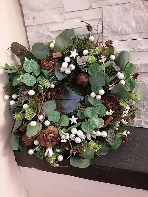 Dekorácie - Zimný husty veniec s eukalyptusom 38cm - 18024733_