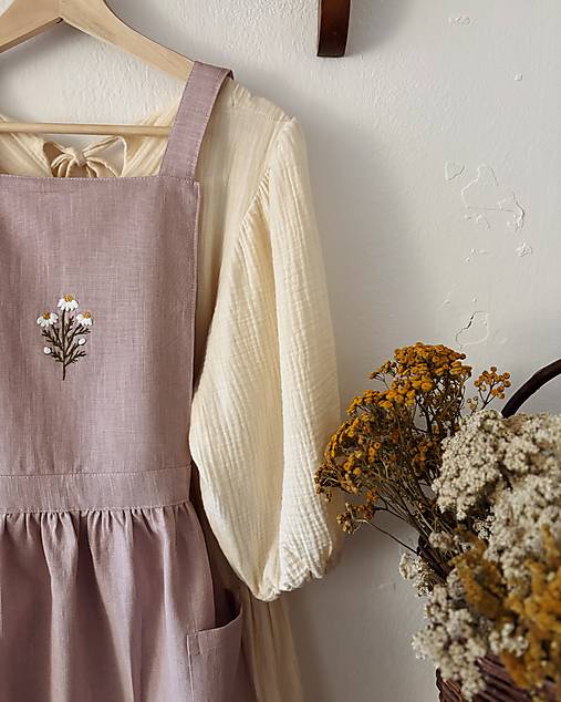 Iné oblečenie - Ručne vyšívaná ľanová šatová zástera - Ružová s harmančekom - 18026592_