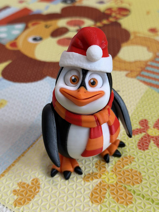 Veselý vianočný tučniačik s čiapkou a šálom – rozkošný zimný kamarát plný radosti